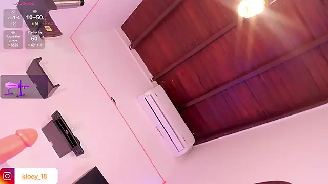 Snapshot of kloey_hoot chatting on March 2025 10:42:01 PM kloey hoot online show from March 2025 10:42:01 PM