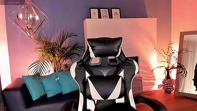 Megan inked online show from October 2025 03:41:02 AM