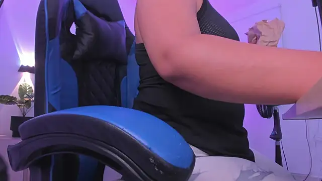 izaro22 online show from November 2025 01:11:01 PM