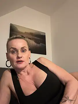 Snapshot of Daryyna chatting on October 2025 05:53:02 PM Daryyna online show from October 2025 05:53:02 PM