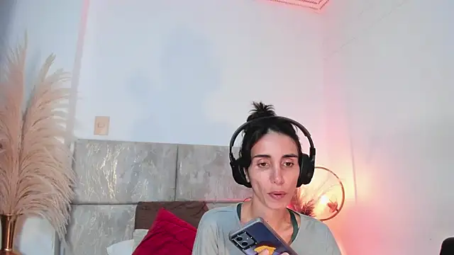 Nina Cavaali online show from October 2025 06:26:01 PM