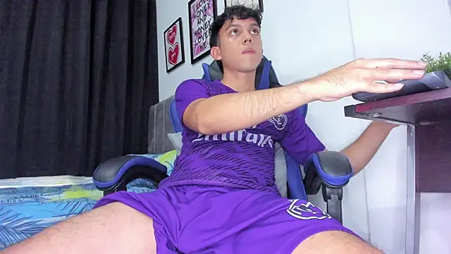 Snapshot of The_skinnyguys chatting on October 2025 09:56:01 PM The skinnyguys online show from October 2025 09:56:01 PM