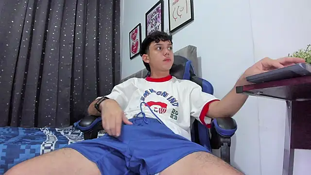 Snapshot of The_skinnyguys chatting on November 2025 10:56:02 PM The skinnyguys online show from November 2025 10:56:02 PM