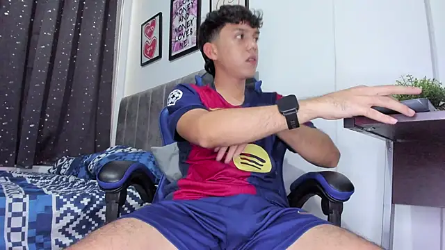 Snapshot of The_skinnyguys chatting on November 2025 10:04:02 PM The skinnyguys online show from November 2025 10:04:02 PM