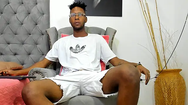 Snapshot of santhi_lee chatting on January 2025 02:28:02 AM santhi lee online show from January 2025 02:28:02 AM