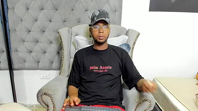 Snapshot of santhi_lee chatting on February 2025 02:40:01 AM santhi lee online show from February 2025 02:40:01 AM