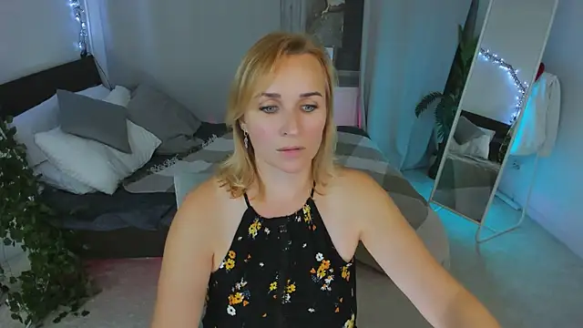 Snapshot of Karinella_x chatting on September 2025 09:26:02 PM Karinella x online show from September 2025 09:26:02 PM