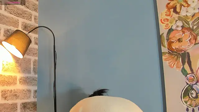 Snapshot of LauraAristizabal chatting on October 2025 12:37:02 PM LauraAristizabal online show from October 2025 12:37:02 PM