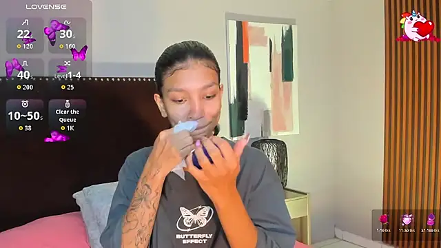 Snapshot of LauraAristizabal chatting on October 2025 12:50:01 PM LauraAristizabal online show from October 2025 12:50:01 PM