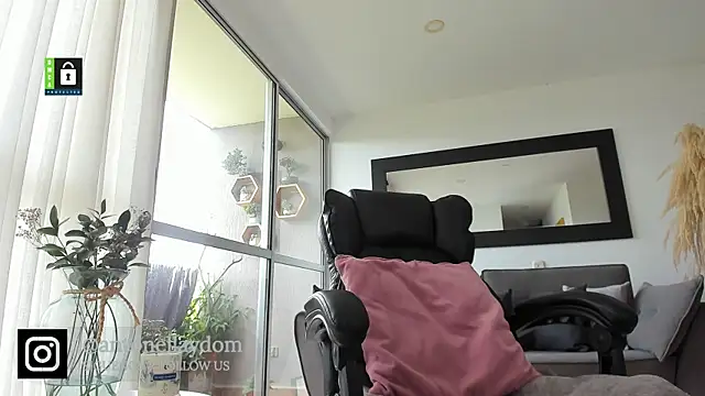 Snapshot of antonella_dom1 chatting on March 2025 04:14:02 PM antonella dom1 online show from March 2025 04:14:02 PM