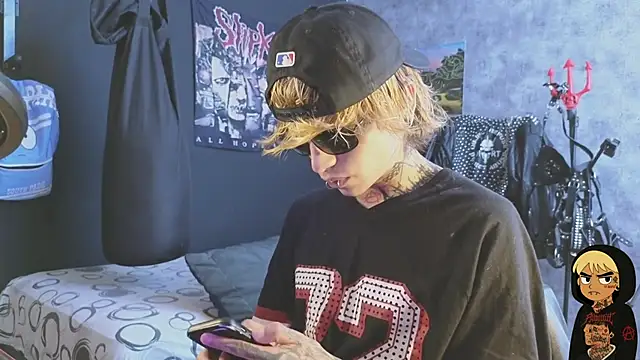 Snapshot of AcidMilo chatting on November 2025 08:19:01 PM AcidMilo online show from November 2025 08:19:01 PM