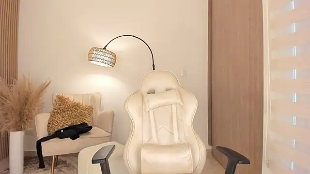 wandathompson  online show from October 2025 12:03:02 PM