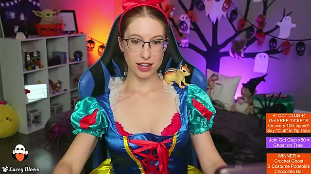 Snapshot of TheLaceyBloom chatting on October 2025 01:27:02 AM TheLaceyBloom online show from October 2025 01:27:02 AM