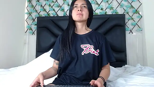 Snapshot of EmmaWilliamss chatting on October 2025 03:41:01 PM EmmaWilliamss online show from October 2025 03:41:01 PM