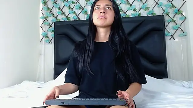 Snapshot of EmmaWilliamss chatting on October 2025 03:31:01 PM EmmaWilliamss online show from October 2025 03:31:01 PM