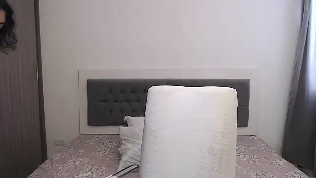 Snapshot of MIYESSI chatting on October 2025 05:55:02 PM MIYESSI online show from October 2025 05:55:02 PM