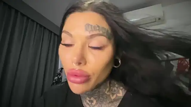 Snapshot of claudiacvc95 chatting on October 2025 03:43:02 AM claudiacvc95 online show from October 2025 03:43:02 AM