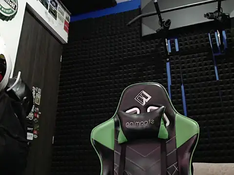 Snapshot of Curly_Angel24 chatting on October 2025 11:14:01 PM Curly Angel24 online show from October 2025 11:14:01 PM