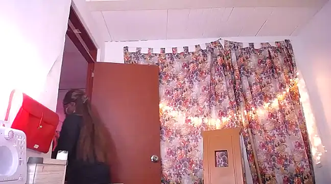 yselahot online show from February 2025 04:59:02 PM