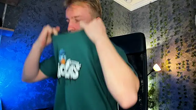 Snapshot of AlexxSweet chatting on October 2025 09:17:01 AM AlexxSweet online show from October 2025 09:17:01 AM