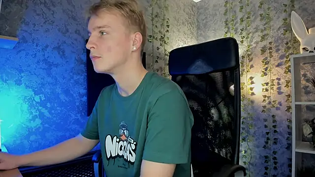 Snapshot of AlexxSweet chatting on October 2025 06:45:01 AM AlexxSweet online show from October 2025 06:45:01 AM