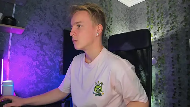 Snapshot of AlexxSweet chatting on October 2025 06:47:01 AM AlexxSweet online show from October 2025 06:47:01 AM