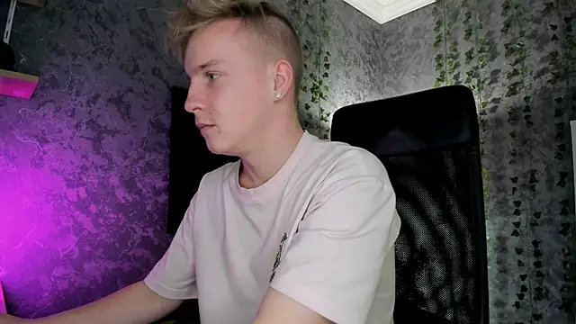 Snapshot of AlexxSweet chatting on November 2025 06:59:02 AM AlexxSweet online show from November 2025 06:59:02 AM