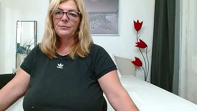 YulliaMilf online show from November 2025 03:12:01 PM