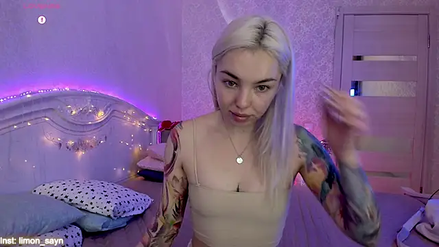 Snapshot of LillyMoure_ chatting on October 2025 11:58:02 PM LillyMoure online show from October 2025 11:58:02 PM