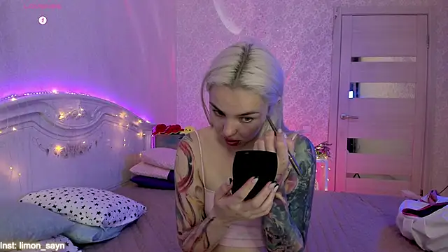 Snapshot of LillyMoure_ chatting on October 2025 11:35:02 PM LillyMoure online show from October 2025 11:35:02 PM