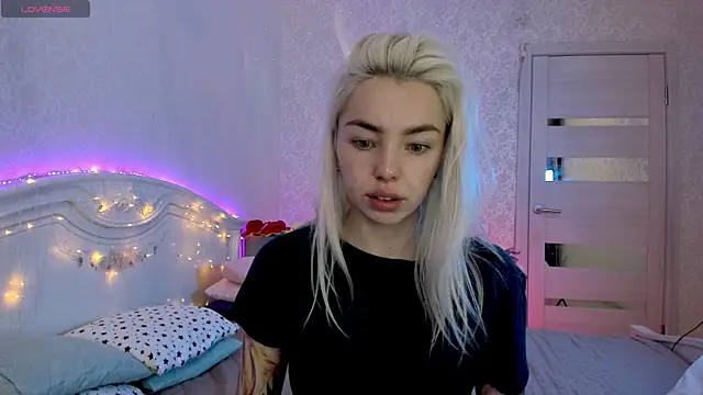 Snapshot of LillyMoure_ chatting on October 2025 11:24:02 PM LillyMoure online show from October 2025 11:24:02 PM