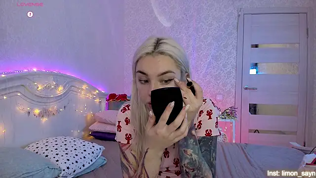 Snapshot of LillyMoure_ chatting on October 2025 11:36:02 PM LillyMoure online show from October 2025 11:36:02 PM