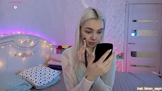 Snapshot of LillyMoure_ chatting on October 2025 11:36:01 PM LillyMoure online show from October 2025 11:36:01 PM