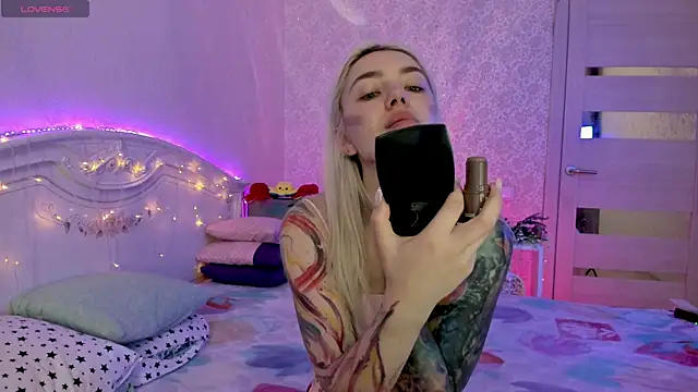 Snapshot of LillyMoure_ chatting on October 2025 11:27:02 PM LillyMoure online show from October 2025 11:27:02 PM