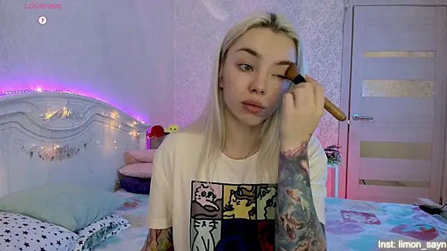 Snapshot of LillyMoure_ chatting on October 2025 11:28:02 PM LillyMoure online show from October 2025 11:28:02 PM