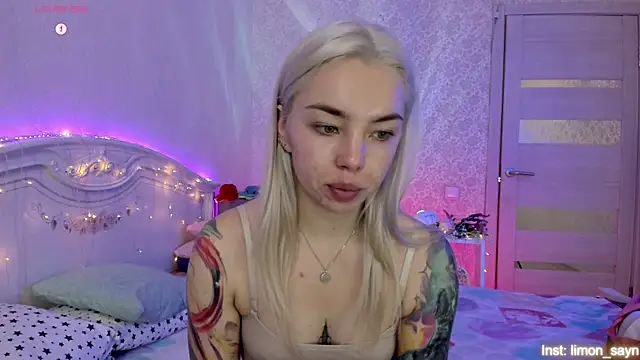 Snapshot of LillyMoure_ chatting on October 2025 01:06:01 AM LillyMoure online show from October 2025 01:06:01 AM