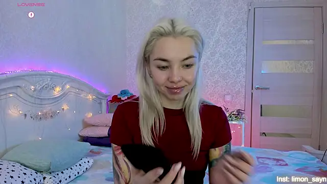 Snapshot of LillyMoure_ chatting on October 2025 11:17:02 PM LillyMoure online show from October 2025 11:17:02 PM