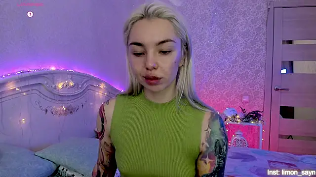 Snapshot of LillyMoure_ chatting on November 2025 11:18:02 PM LillyMoure online show from November 2025 11:18:02 PM