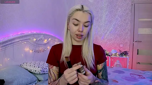 Snapshot of LillyMoure_ chatting on November 2025 11:25:02 PM LillyMoure online show from November 2025 11:25:02 PM