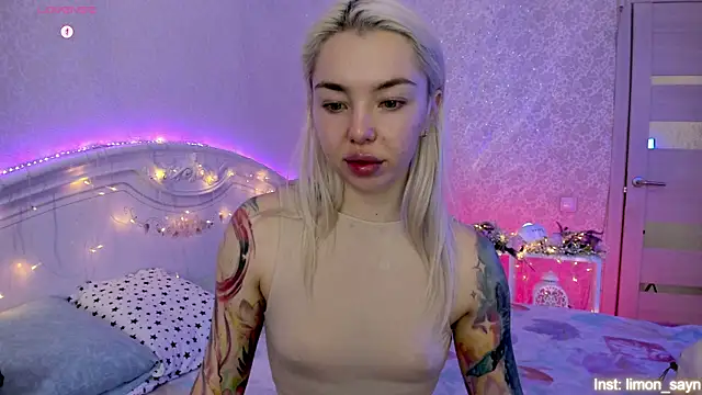 Snapshot of LillyMoure_ chatting on November 2025 11:27:02 PM LillyMoure online show from November 2025 11:27:02 PM