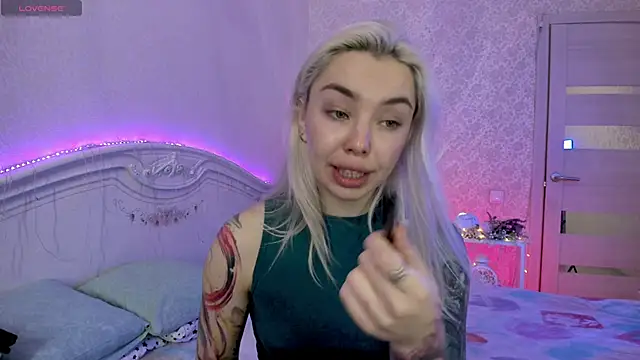 Snapshot of LillyMoure_ chatting on November 2025 12:20:01 AM LillyMoure online show from November 2025 12:20:01 AM