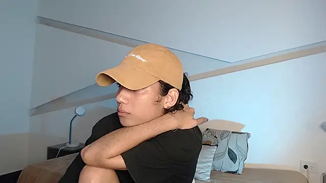 Snapshot of hot_little_bunny chatting on October 2025 09:02:01 PM hot little bunny online show from October 2025 09:02:01 PM