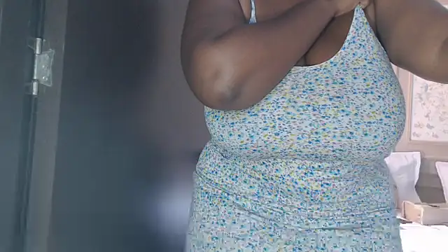 Snapshot of LiraRusso chatting on October 2025 04:25:02 PM LiraRusso online show from October 2025 04:25:02 PM