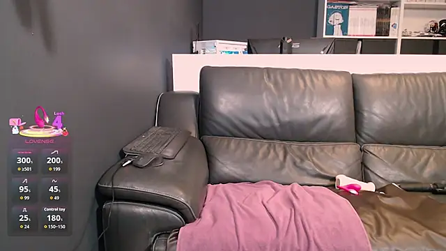 Lili-Bertine online show from October 2025 08:50:01 PM