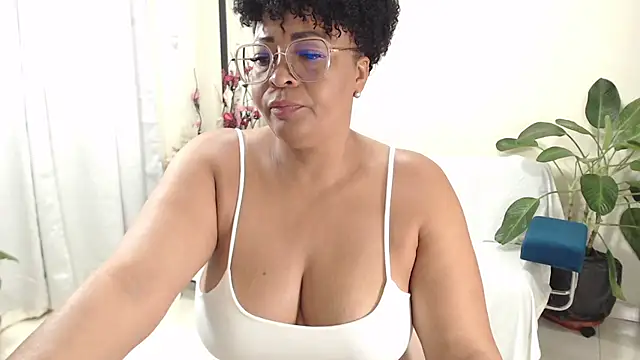 Snapshot of AmbarSofhia chatting on February 2025 11:30:01 PM AmbarSofhia online show from February 2025 11:30:01 PM