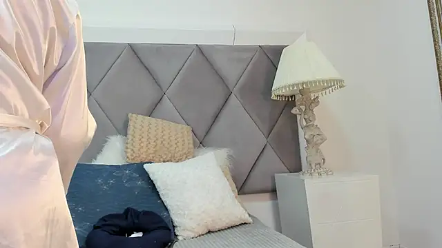 MiaMancini online show from November 2025 08:52:01 PM