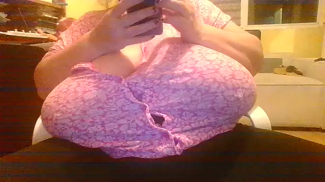 Nataliesbestjuggs online show from October 2025 08:42:01 PM