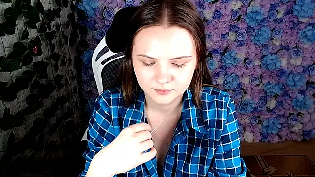 IxxiLiana online show from September 2025 05:12:01 AM