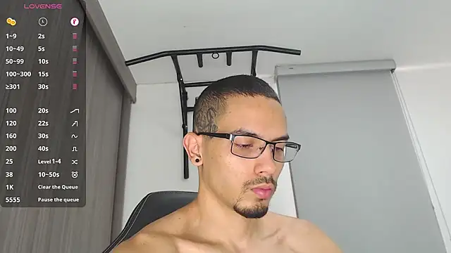 Snapshot of russthiago chatting on February 2025 01:03:01 PM russthiago online show from February 2025 01:03:01 PM