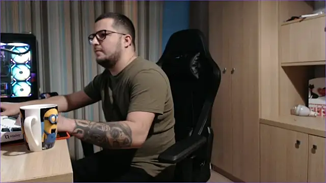 bigpuff hott online show from October 2025 08:00:02 PM